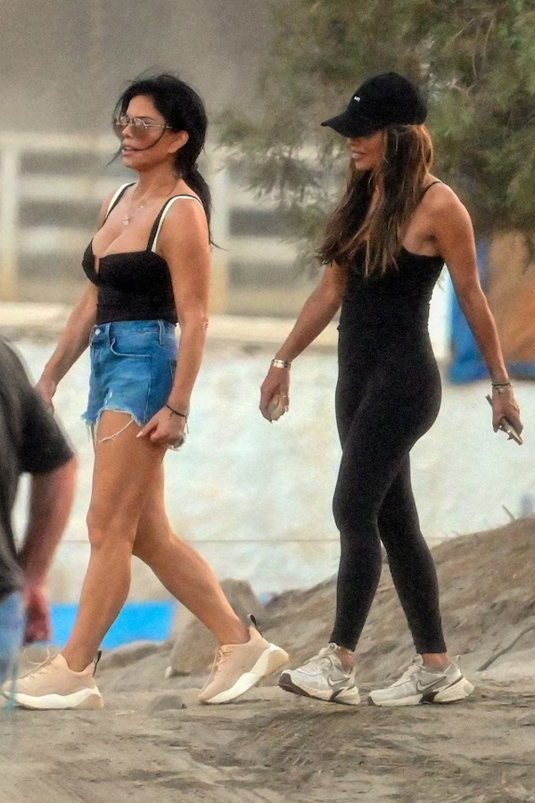Thời trang mùa hè của vợ sắp cưới Jeff Bezos còn gắn liền với crop top, áo hai dây, quần shorts. Hôm 26/6, cặp sao đi chơi cùng chồng cũ của Lauren - Gonzalez - và vợ mới October (phải) của anh. Lauren mang giày thể thao, khoe thân hình săn chắc trong bộ quần áo ngắn. Ảnh: Grosby Group