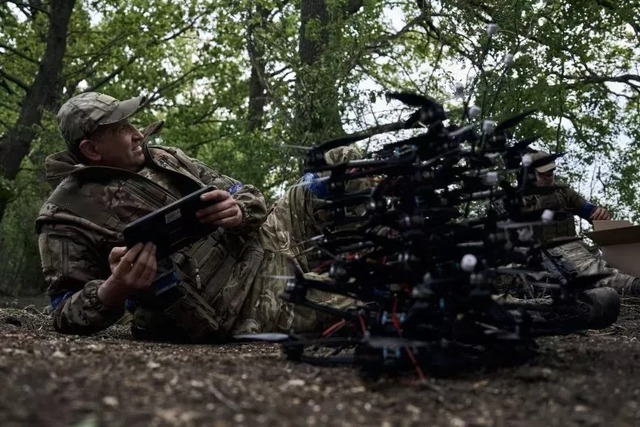 Binh sĩ Ukraine điều khiển UAV ở khu vực Kharkov ngày 16-5. Ảnh: Newsweek
