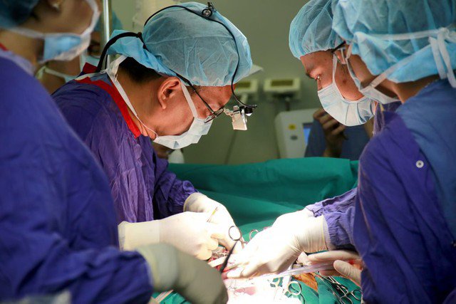 Bác sĩ thực hiện phẫu thuật cho người bệnh tại Bệnh viện Việt Đức (Hà Nội)