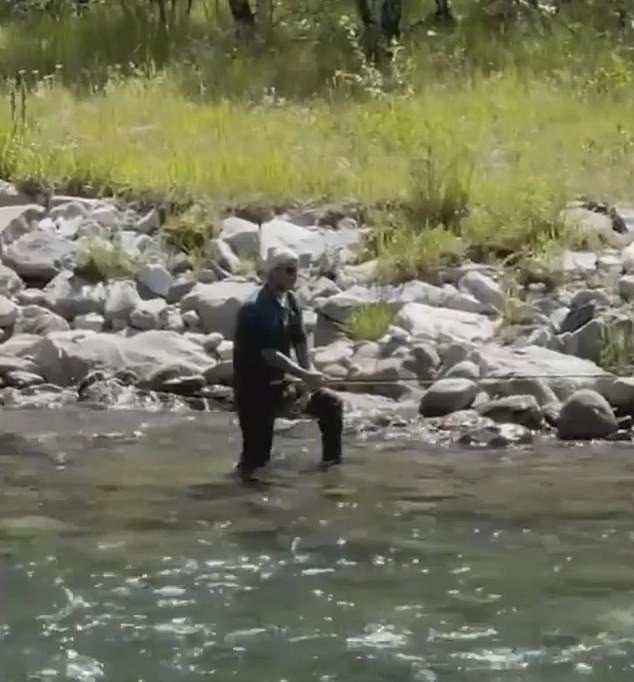 David Beckham bị phát hiện câu cá trên con sông bị cấm thực hiện hoạt động này.