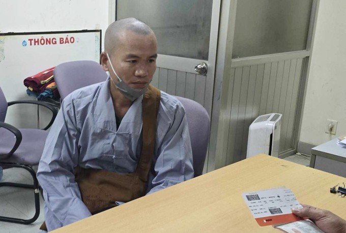 Anh Hồ Văn Thìn lúc bị cảnh sát phát hiện giả nhà sư. Ảnh: Công an cung cấp