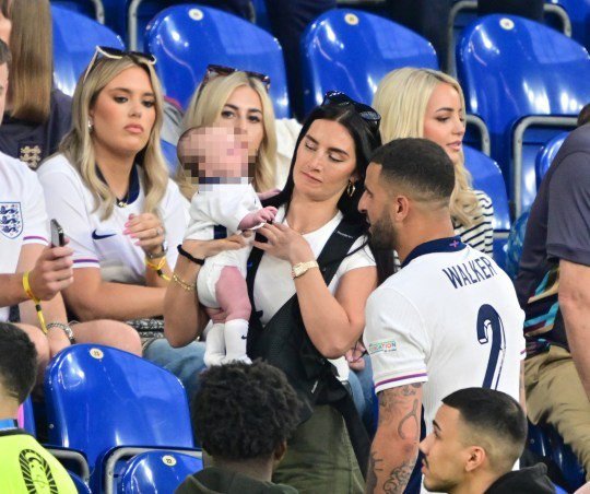 Annie Kilner - vợ của Kyle Walker - có mặt trên khán đài xem trận đấu của đội tuyển Anh với cậu con trai mới sinh. Ảnh: Getty.