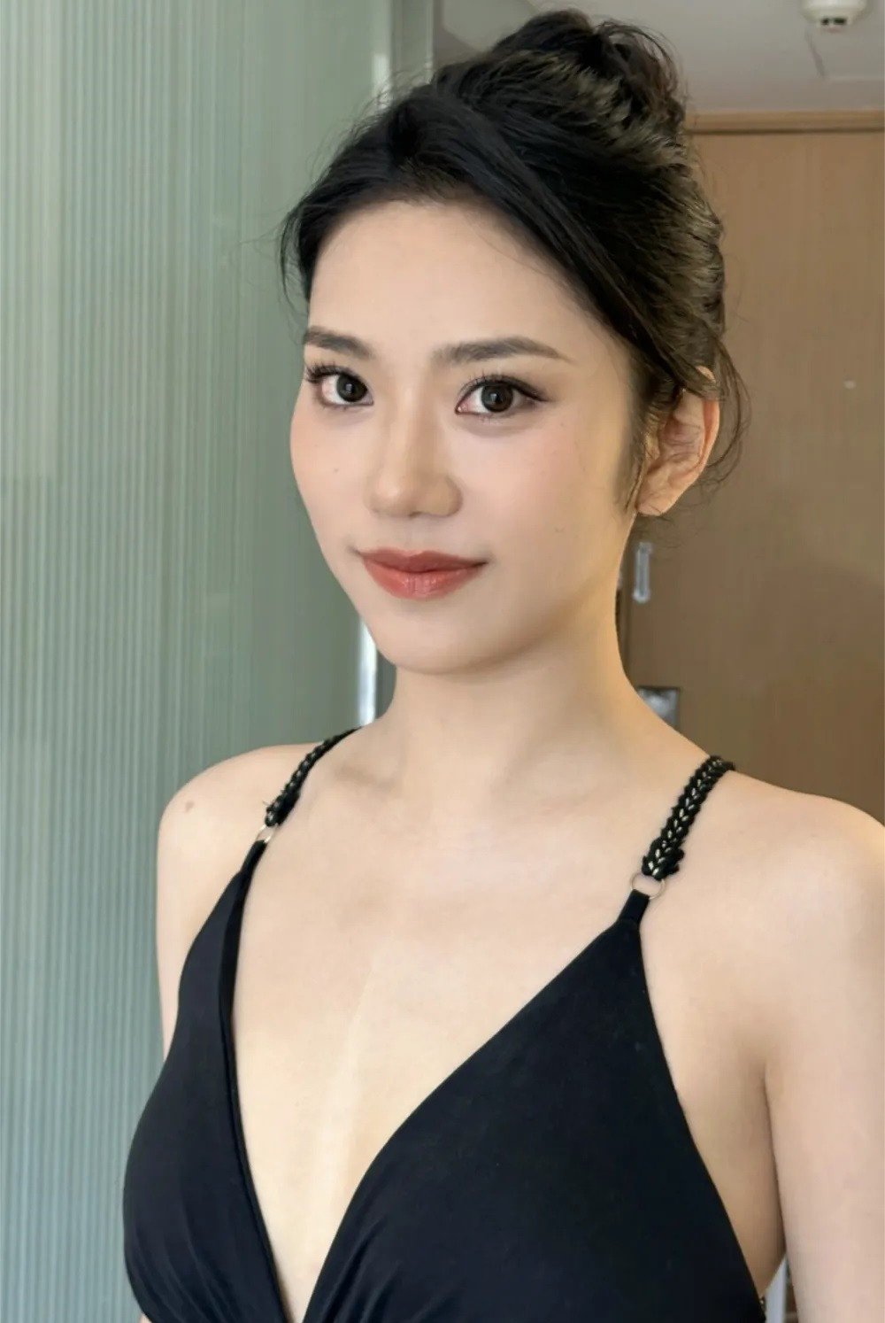 Lauren (22 tuổi) được cho là có nét
giống Hoa hậu ảnh Đặng Thượng Văn. Cô vừa tốt nghiệp ngành Quản lý
kinh doanh và chuẩn bị lên học Thạc sĩ.