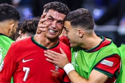 Bóng đá - Thống kê sút phạt cực tệ của Ronaldo tại EURO: Fan chê hết thời, khuyên &quot;nghỉ hưu&quot;