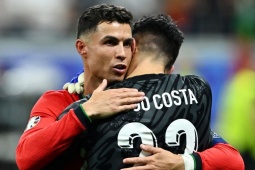 Bóng đá - Ronaldo bật khóc vì đá hỏng phạt đền, ôm chầm cảm ơn &quot;người nhện&quot; Bồ Đào Nha