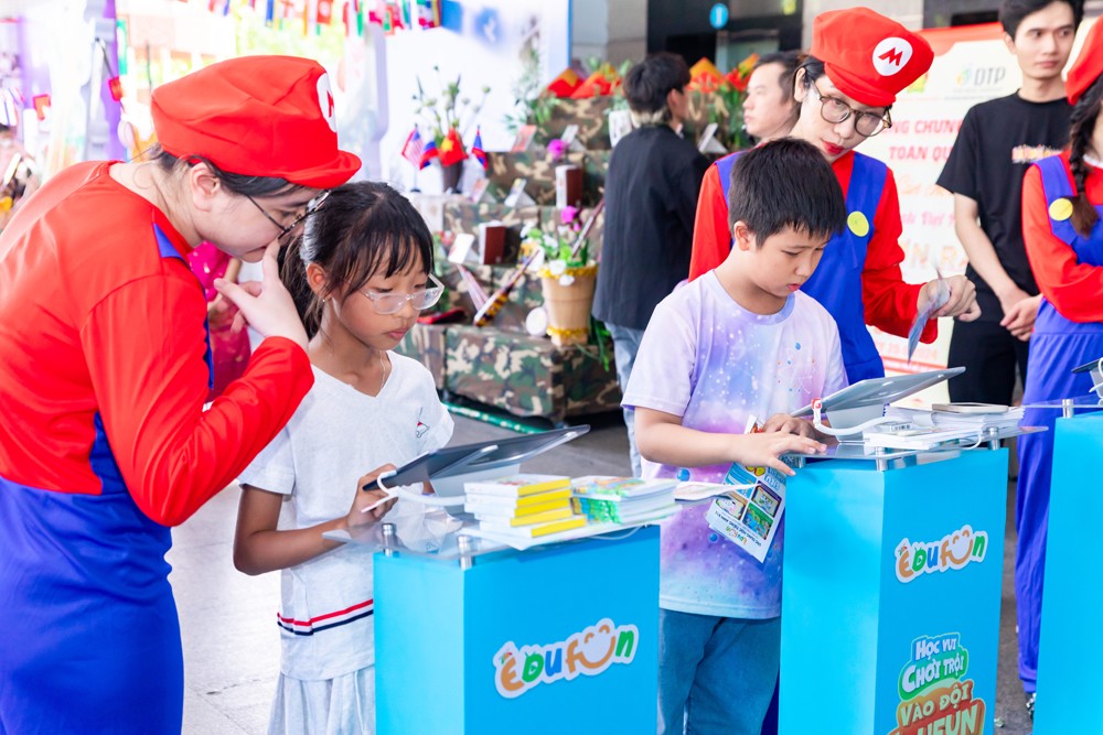 Các bạn học sinh hào hứng tham gia trải nghiệm sản phẩm trong ngày ra mắt đầu tiên