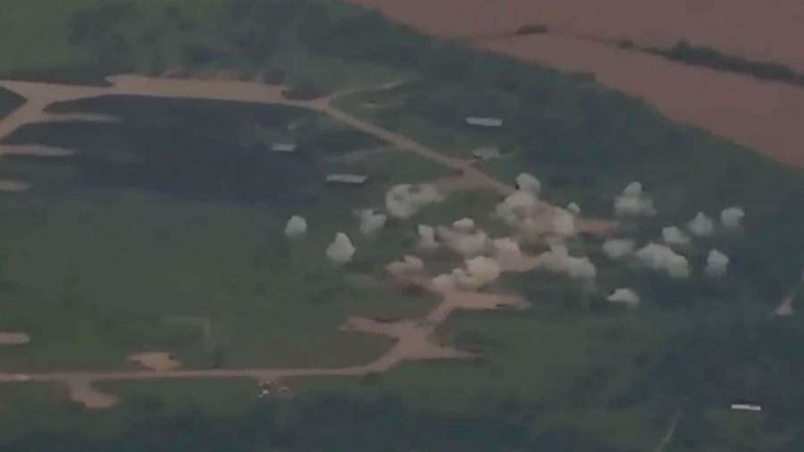 Khoảnh khắc Nga tập kích sân bay quân sự Ukraine bằng tên lửa đạn đạo Iskander-M mang đầu đạn chùm.