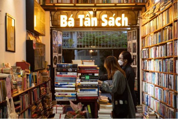 Không gian sách cũ rất đẹp tại Bá Tân - Sách Cũ Thư Viện
