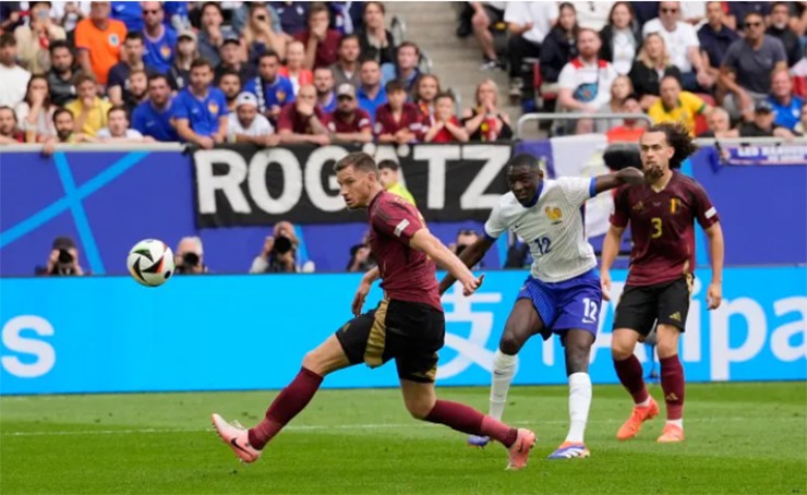 Pháp vào tứ kết EURO: Mbappe bị chỉ trích vì ăn mừng khiêu khích cầu thủ Bỉ - 1