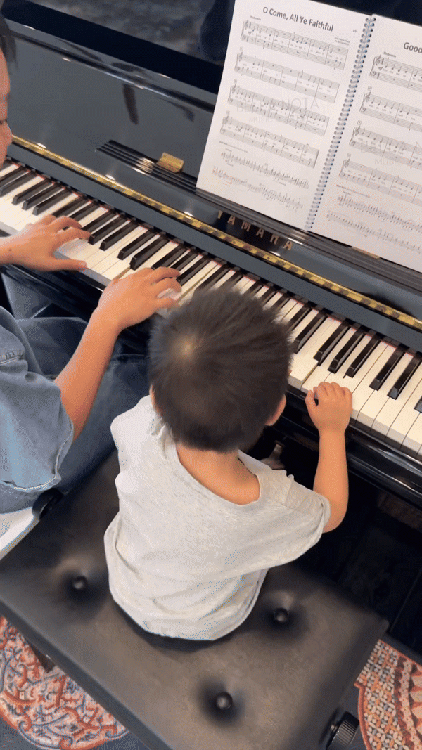 Mới tuổi lên 3, bé Mason đã bộc lộ năng khiếu với âm nhạc