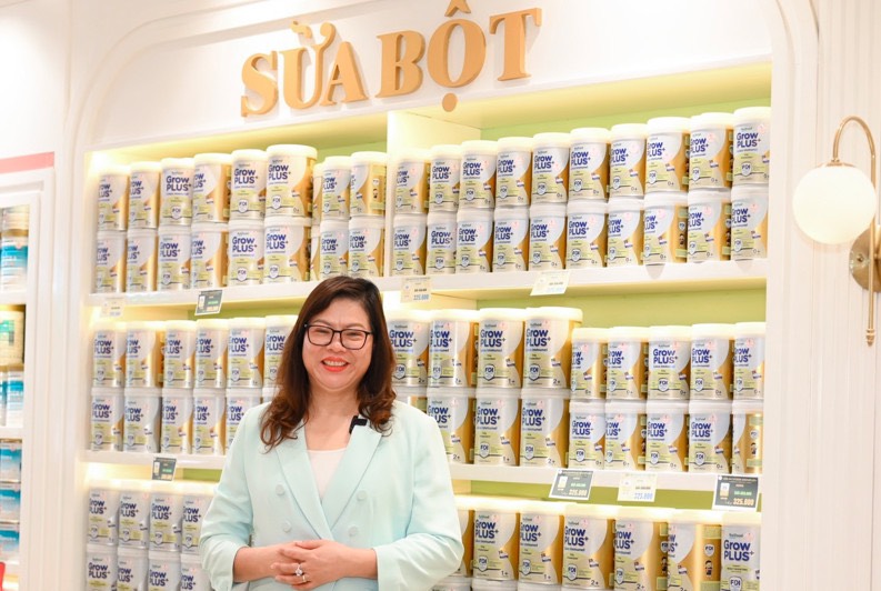 Chủ Hệ thống cửa hàng Chip Chip Luxury chụp cùng bộ đôi sản phẩm mới của Nutifood GrowPLUS+