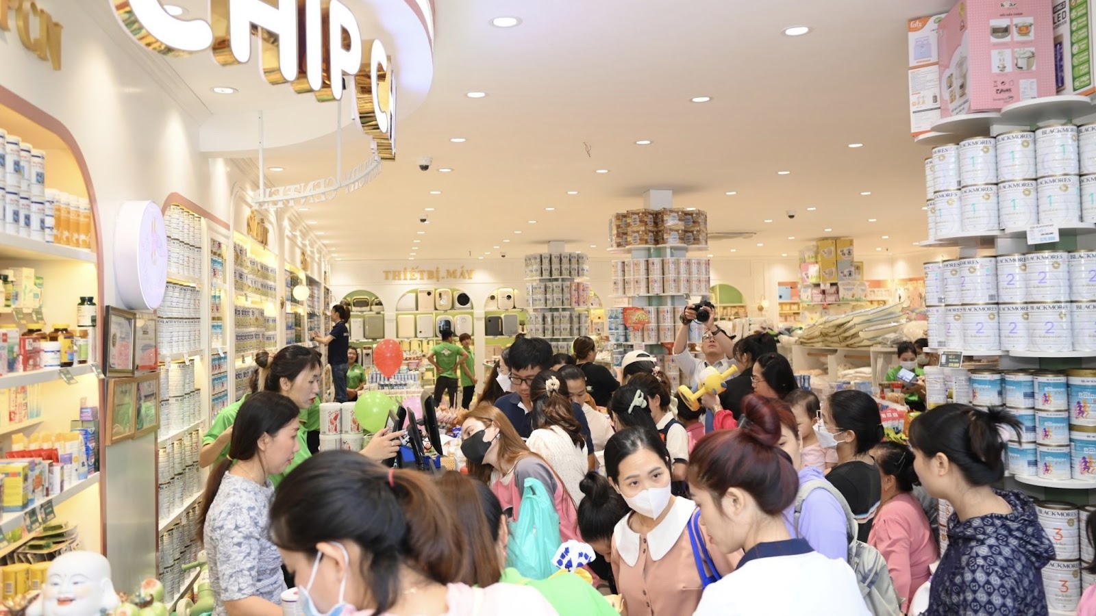 Không khí nhộn nhịp bên trong SUPER CENTER Chip Chip Luxury Hố Nai