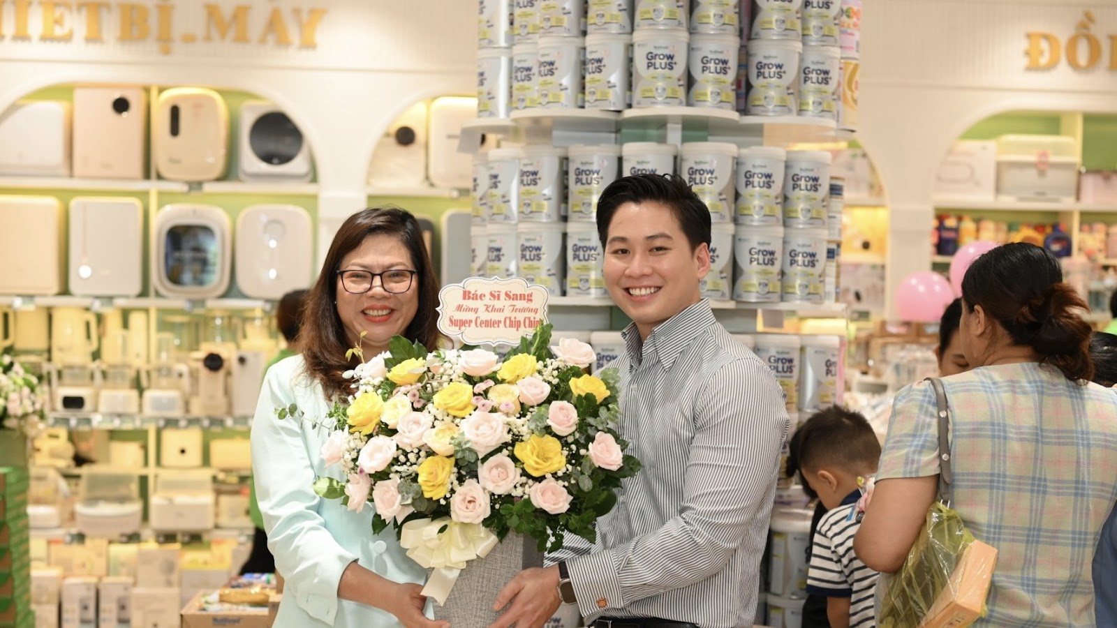 Chị Xuyến, CEO Hệ thống Chip Chip Luxury chụp cùng chuyên gia Phan Thanh Sang