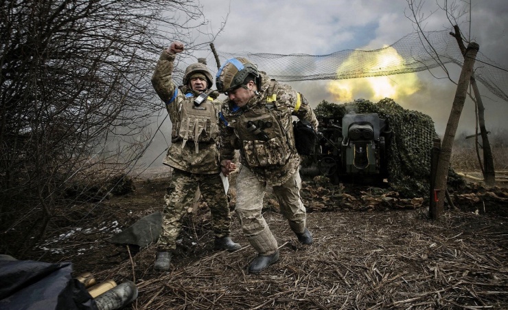 Binh sĩ Ukraine nã pháo vào mục tiêu Nga ở Donetsk. Ảnh: NY Times