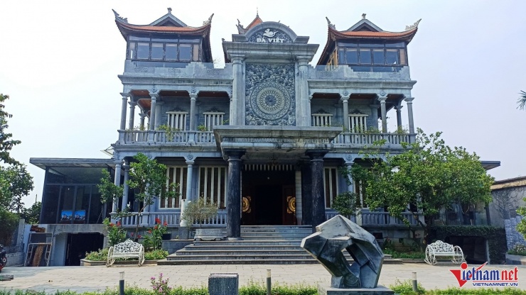 Tòa lâu đài bằng đá của gia đình ông Quang được xây dựng trong vòng 14 năm. Ảnh: Trần Nghị