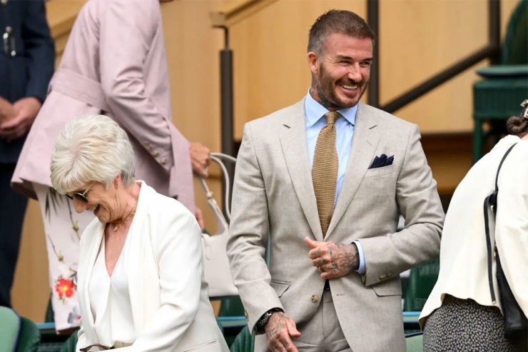 Becks tươi cười khi cùng mẹ đi vào khu vực Royal Box trên sân Trung tâm xem Wimbledon trong ngày giải diễn ra loạt trận mở màn. Tờ Daily Mail cho hay Becks tới xem cuộc so tài giữa tay vợt nam Carlos Alcaraz và Mark Lajal.