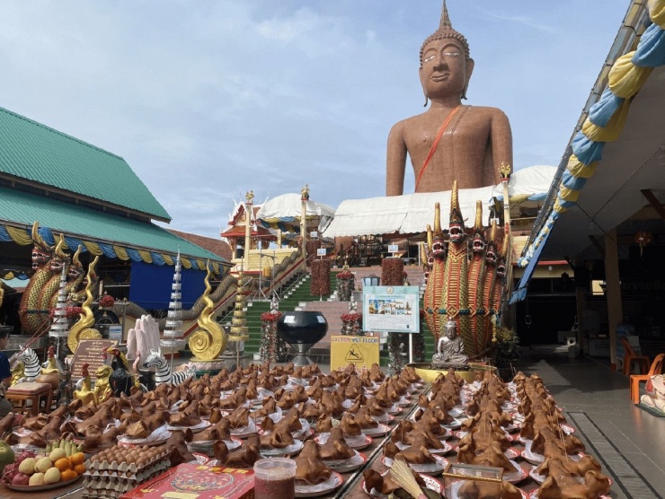 Tượng Phật Luang Por Somwang cao hơn 30m. Ảnh: Kom Chad Luek