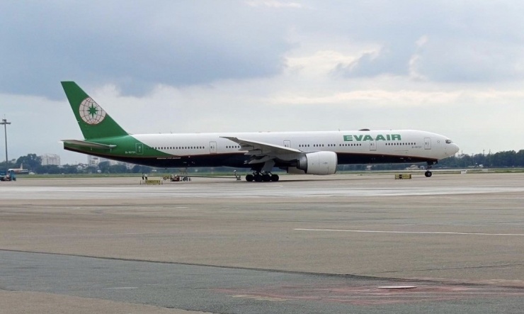 Máy bay hãng Eva Air đâm trúng cột đèn ở Tân Sơn Nhất