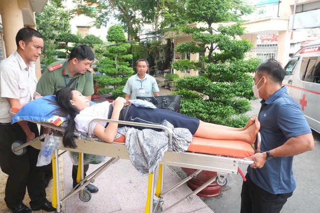 Yến Nhi đi xe cấp cứu đến điểm thi sáng 6/6. Ảnh: Phú Quang