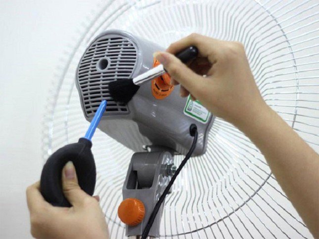 Thường xuyên vệ sinh, kiểm tra quạt để đảm bảo an toàn cho gia đình bạn.