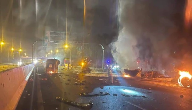 Hiện trường vụ cháy xe bồn chở xăng trên cao tốc Hà Nội - Hải Phòng tối qua. Ảnh CTV