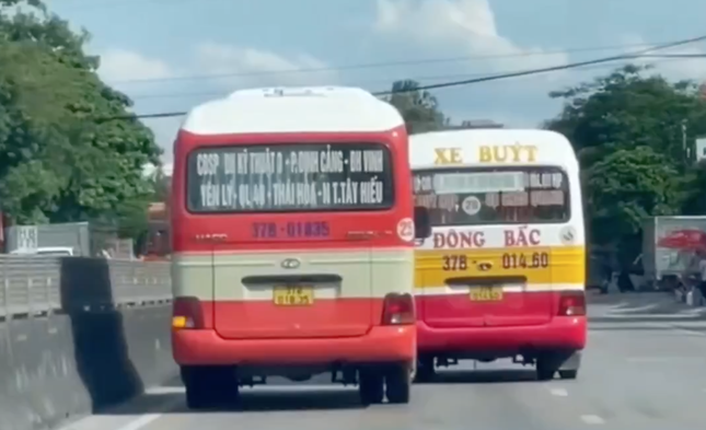 Hai xe buýt chèn ép nhau trên quốc lộ.