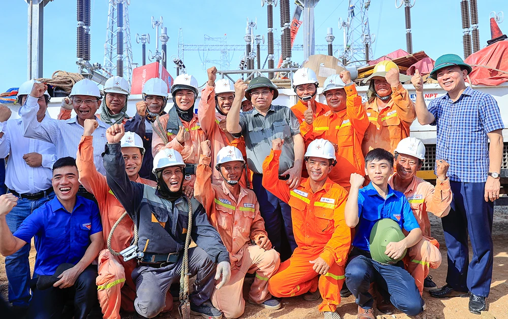 Thủ tướng Phạm Minh Chính cùng các lực lượng tham gia thi công Dự án đường dây 500kV mạch 3 Quảng Trạch - Phố Nối thể hiện tinh thần quyết tâm đưa dự án về đích trong tháng 7 . Ảnh: XT