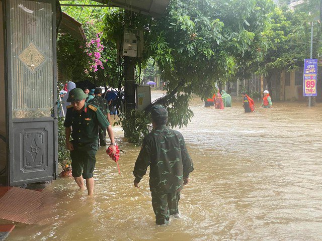 Mưa lớn khiến nhiều tuyến đường ở TP Hà Giang bị ngập sâu. Ảnh: Facebook