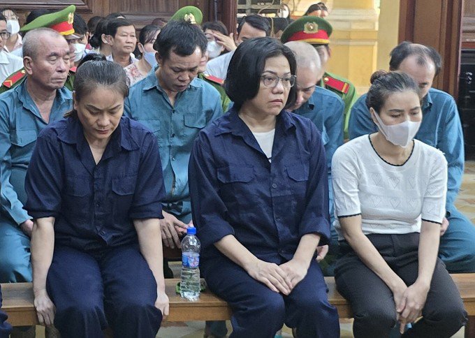 Bị cáo Hoàng Đặng Ngọc Mỹ Trang (bên trái hàng đầu) và em gái cũng các đồng phạm tại tòa hôm nay. Ảnh: Hải Duyên