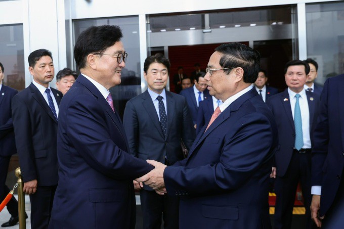 Giáo sư Ryu Hong Lim, Giám đốc Đại học Quốc gia Seoul, đón Thủ tướng Phạm Minh Chính. Ảnh: Nhật Bắc