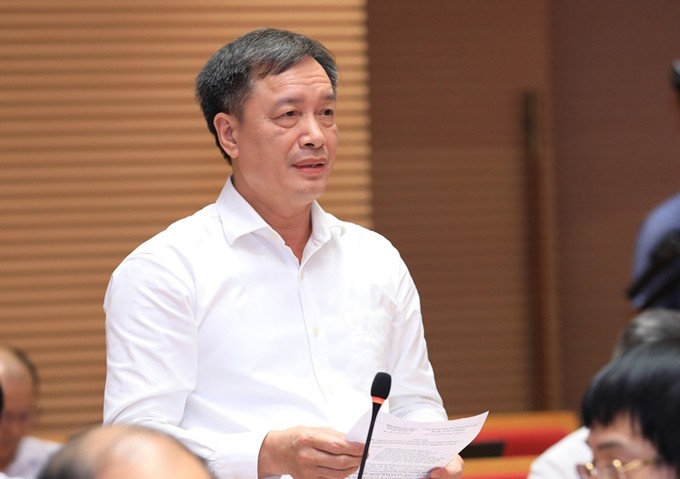 Ông Phan Văn Mến, Giám đốc Bảo hiểm xã hội TP Hà Nội, trả lời chất vấn chiều 3/7. Ảnh: Hoàng Phong