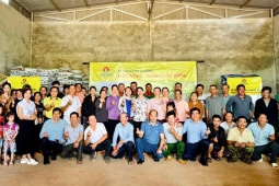 Thị trường 24h - Phân Bón Cà Mau trao xe máy, nhẫn vàng tới tận tay bà con trúng giải