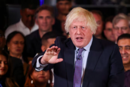 Đảng Bảo thủ Anh sắp thua đậm, cựu Thủ tướng Boris Johnson bất ngờ xuất hiện