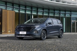Giá xe Hyundai Custin lăn bánh kèm ưu đãi tháng 7/2024