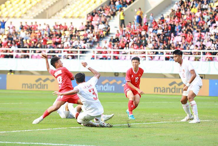 U16 Việt Nam (áo đỏ) có một trận đấu tốt cho tới khi sai sót liên tục xảy ra từ cuối hiệp 1