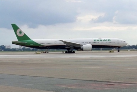 Máy bay hãng Eva Air đâm trúng cột đèn ở Tân Sơn Nhất