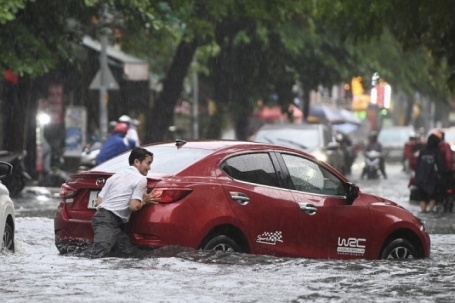 Mưa lớn kéo dài do vùng hội tụ gió khiến nhiều khu vực TP HCM, Đồng Nai, Bình Thuận chìm trong biển nước