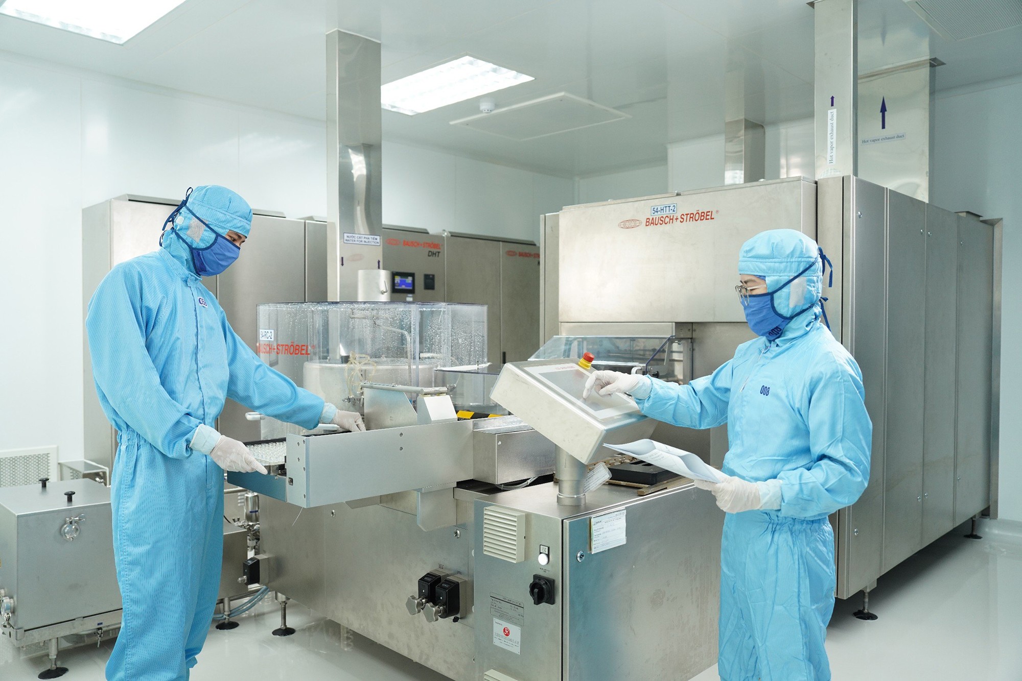 Nhân viên làm việc tại nhà máy Imexpharm