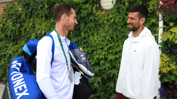 Djokovic (phải) ca ngợi đồng nghiệp, người bạn Murray như "Người hùng" thể thao