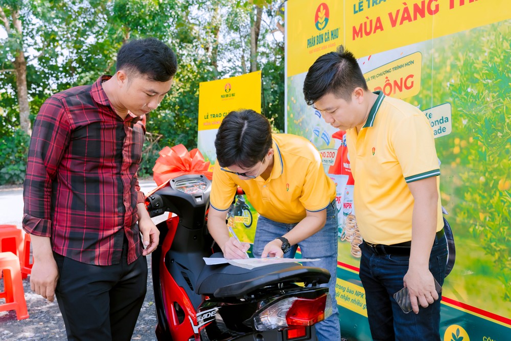 Anh Võ Minh Phú (xã Hòa Khánh, huyện Đức Hòa, tỉnh Long An) hoàn tất thủ tục và trực tiếp nhận giải xe máy Honda Blade từ Phân Bón Cà Mau