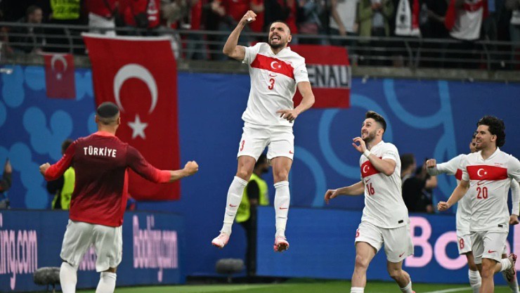 Thổ Nhĩ Kỳ thắng sốc vào tứ kết: EURO "loạn vì ngựa ô”, ông lớn giật mình (Clip tin nóng Bóng đá 24H) - 1