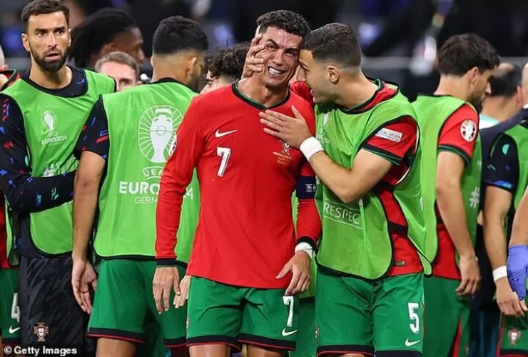 Ronaldo suýt "báo hại" Bồ Đào Nha