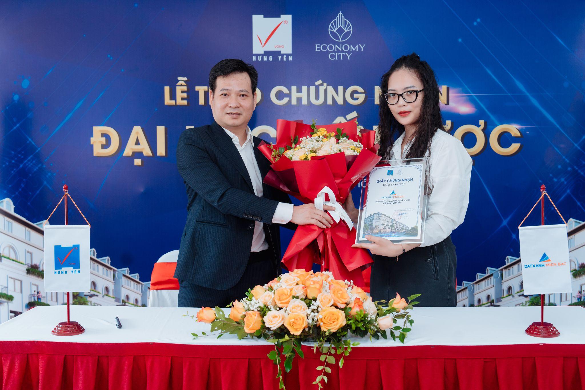 CĐT Hoàng Vương Hưng Yên trao giấy chứng nhận cho Đại lý Đất Xanh Miền Bắc.