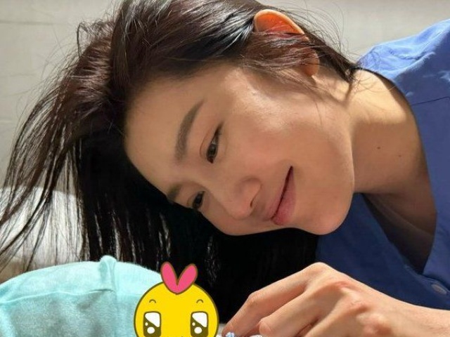 Rầm rộ hình ảnh Thúy Ngân xuất hiện cùng 1 em bé trong phòng sinh