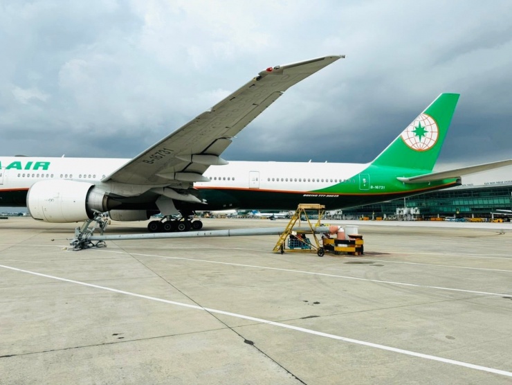 Máy bay móp cánh vì đâm trúng cột đèn chiếu sáng sân bay Tân Sơn Nhất - 1