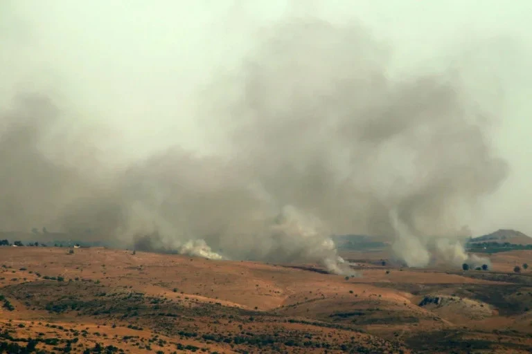 Khói bốc lên ở Cao nguyên Golan sau cuộc tấn công của Hezbollah vào các vị trí của Israel ngày 3-7. Ảnh: AFP