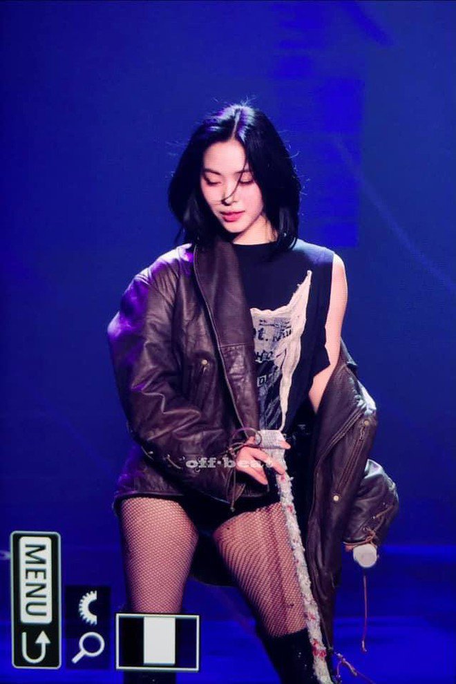 Nữ thần tượng 2K3 gây sốc với outfit lộ nửa nội y trên sân khấu? - 3