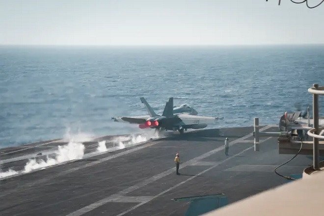 Tiêm kích F/A-18E Super Hornet triển khai từ tàu sân bay USS Dwight D. Eisenhower trên Biển Đỏ. Ảnh: Hải quân Mỹ&nbsp;