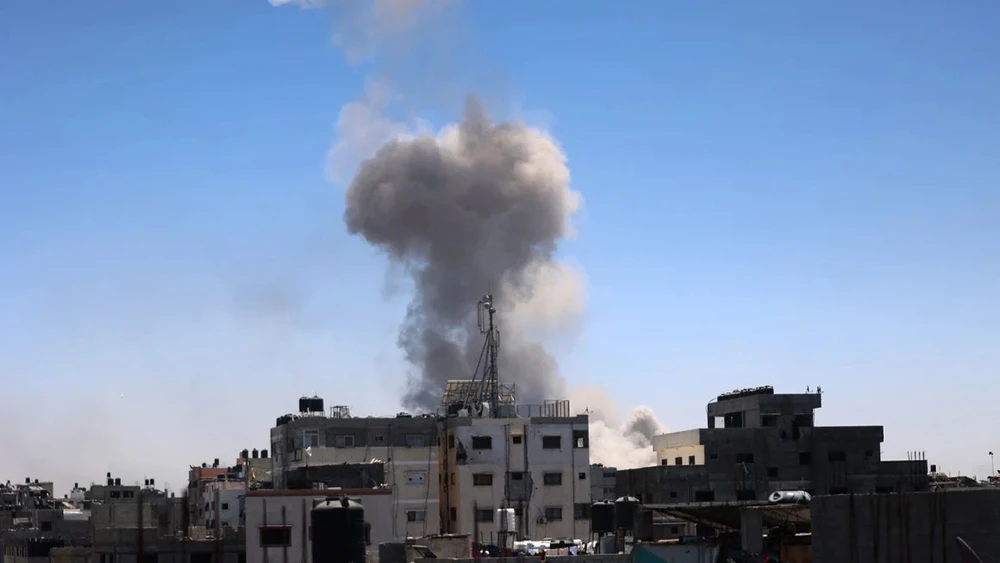 Khói bốc lên ở khu phố Shujaiya, phía đông TP Gaza (Dải Gaza) ngày 3-7 trong bối cảnh xung đột Israel-Hamas tiếp diễn. Ảnh: AFP
