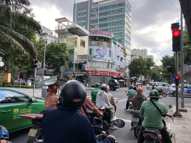 Thành phố Hồ Chí Minh tiếp tục thí điểm bỏ đếm giây đèn đỏ, mở lại đếm giây đèn xanh